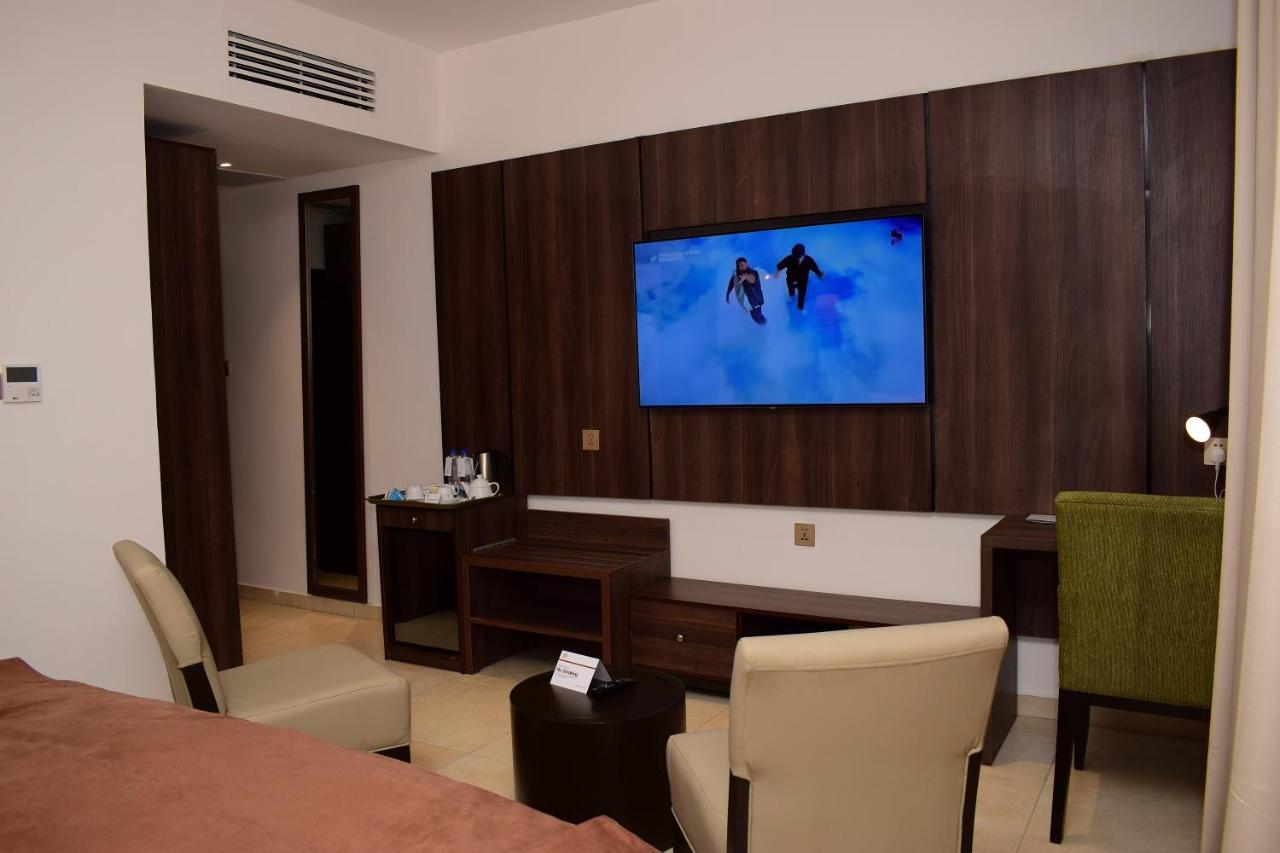 Monty Suites & Golf Уйо Екстер'єр фото