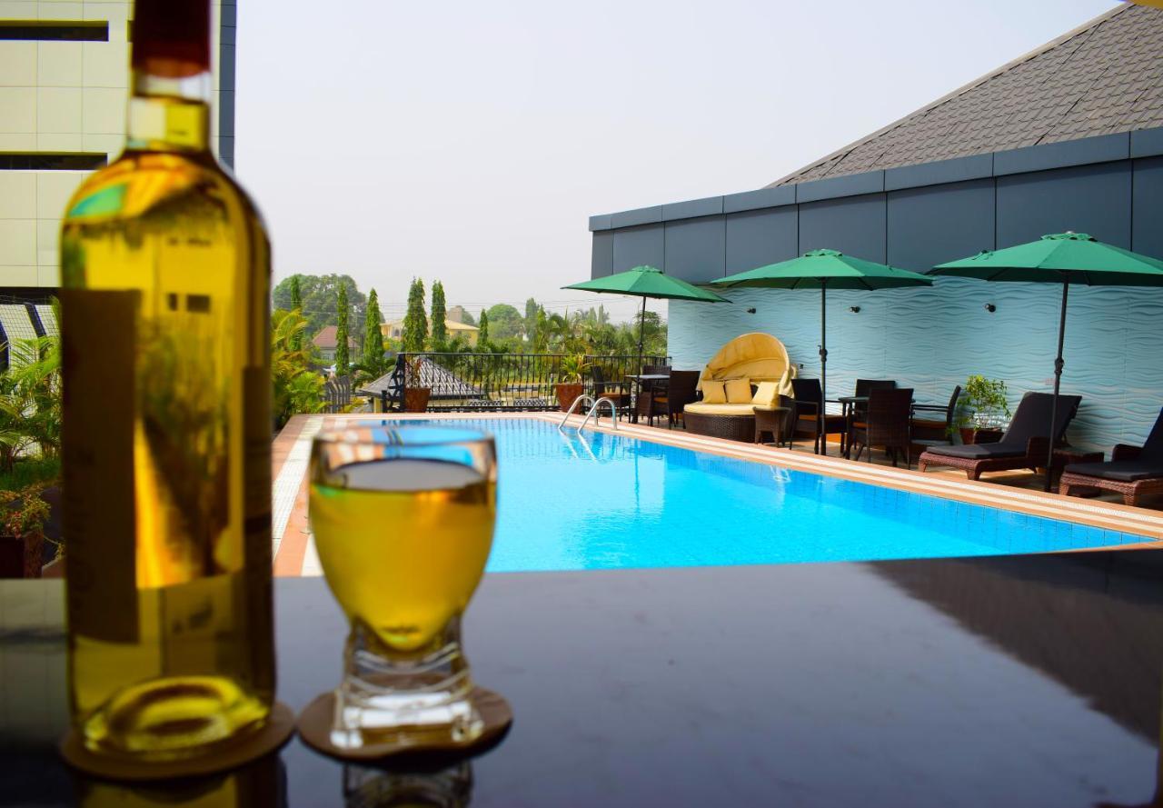 Monty Suites & Golf Уйо Екстер'єр фото